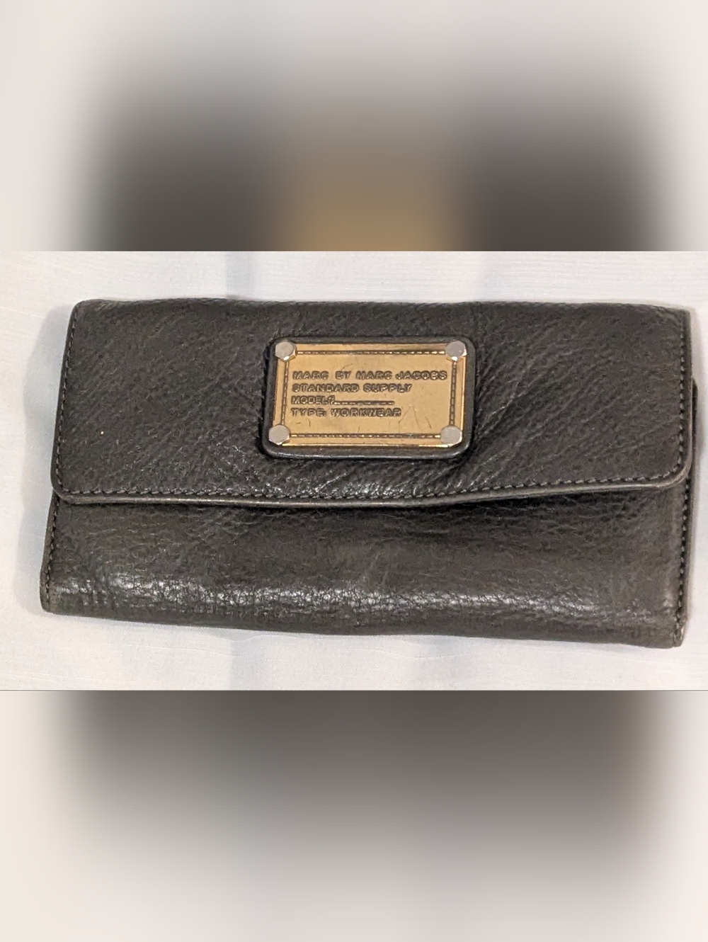 Marc by Marc Jacobs Vintage Olive Green leather trifold Wallet with Gold Plaque